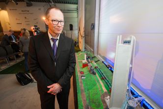 Senterleder for Flerfasesenteret ved SINTEF, Jon Harald Kaspersen presenterer det oppgraderte flerfaselaboratoriet. Foto: Marius Valle