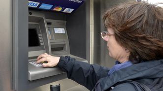 Banksystemet bruker GNSS-tid til å holde alle transaksjoner synkronisert. Foto: imago/Michael Weber/All Over Press