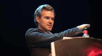 Karsten Nohl har tidligere avslørt sikkerhetshull i mobilnett. Her avbildet under et foredrag han holdt i Oslo for et par år siden. Foto: Marius Jørgenrud
