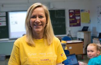 DIGITAL SLØYD: Kristine Beitland fra Microsoft er selv jurist, ikke teknolog, men lot ikke det være noe hinder for å lære koding til kidsa. Bilde: Marius Jørgenrud
