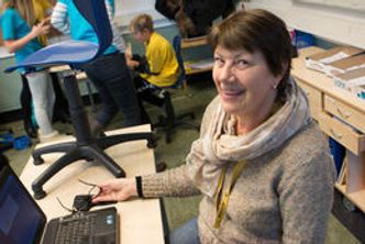 Moro med kodetime, også for kontaktlærer Sylvi Rykkje. Bilde: Marius Jørgenrud