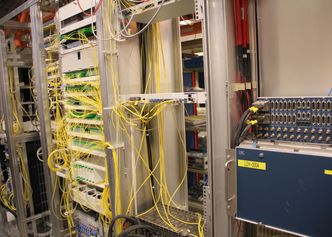 Disse rackene viser fiberkabler (gule) til alle privat- og bedriftskundene til Telenor Svalbard. Bilde: Harald Brombach
