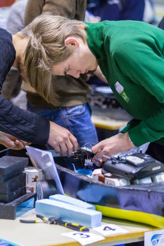 Noe justeringer og skruing må til før modellen settes på vannet for nye tester. Foto: Marintek/Alexander Sandnes