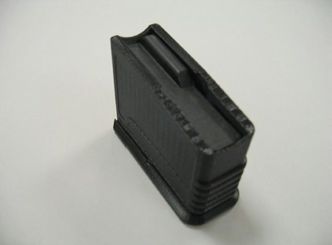Dette er et eksempel på en modifikasjon som er laget tidligere i 3D-printprosjektet: Et seksskudds-magasin til spesialstyrkenes nye skarpskyttergevær, Barrett MRAD .338. Standardmagasinet på ti skudd har i visse tilfeller vært noe problematisk i bruk på grunn av høyden, og den 3D-printede delen løste problemet. Bilde: FFI