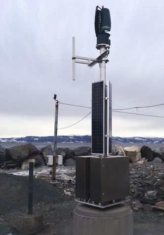 Den nye AIS-prototypen er spesielt designet for arktiske forhold. Med vind- og solcelleenergi som energikilde er den energieffektiv og miljøvennlig, og vil kun ha behov for vedlikehold hver sjette måned. Foto: Kystverket