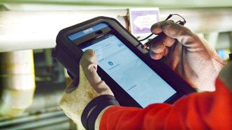 Ved å bruke appen på et nettbrett får inspektørene tilgang til inspeksjonsdata og arbeidsordre ute i felten, og kan sende resultatene direkte til land, hvor de umiddelbart blir tilgjengelige.