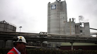 Yaras store logo på det 109 meter høye tårnet på fabrikk 4. Foto: Tore Stensvold