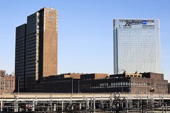 Posthuset slik det står i dag til venstre. Oslo Plaza til Høyre. Foto: Mona Sprenger