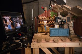 STOP MOTION: Qvisten Animation bruker vanlige speilreflekskameraer til å knipse ett og ett bilde som skal utgjøre filmen. Her fra settet til bakeriet, der landets mest kjente bakefadese snart skal avsløres. Foto: TU Story Lab