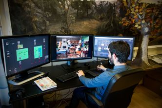 AVANSERT: Når Álvaro bearbeider hvert enkelt bilde trenger han mye datakraft. Skjermen til venstre viser lagene i animasjonen, skjermen i midten er arbeidsflaten mens skjermen til høyre viser kildemateriellet. Foto: TU Story Labs