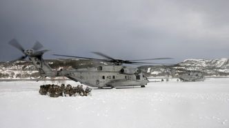 Nederlandske marineinfanterister sitter i kringvern på bakken når to amerikanske CH-53E tar av under vinterøvelsen Cold Response 2016. Foto: Torbjørn Kjosvold, Forsvaret