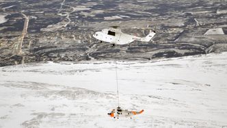 Mi-26 i aksjon rett før jul i 2012 da det løftet ned et av 330-skvadronens Sea King-helikoptre fra toppen av Divgagáisá i Porsanger. Foto: 330-skvadronen