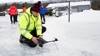 Dronepilot Michael Johansen fra AST Drone Support skulle ønske seg mer vind, siden denne Lockheed Martin-dronen er bygget for å tåle både ekstrem kulde og regn og vind. Foto: Mona Strande