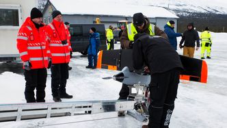 Ingeniør Carl Erik Stephansen fra Maritime Robotics monterer sammen fastvingedronen MATS-C Dolphine mens ingeniørgeolog Eivind Hegbom fra Jernbaneverket holder vingene. Dronen har en flyfart på opptil 45 m/s, og egner seg godt når man raskt vil følge en bestemt rute over lengre avstander. Senioringeniør Odd-Einar Hjellen (t.v.) og prosjektansvarlig Torgeir Vaa fra Statens vegvesen følger med. Foto: Mona Strande