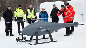 Deltakerne flokker seg rundt Robot Aviations RX-100, testens største UAV – og den eneste som bruker drivstoff (JP-8) istedenfor batteri. Å snakke med konkurrentene om tekniske løsninger, og se hva andre gjør, er noe helt nytt for bransjen. Foto: Mona Strande