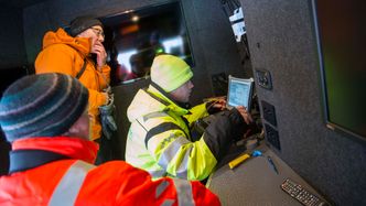 Kontrollrom: Matjaž Černigoj markerer skiløperen Orbitons drone har funnet i det fiktive raset på skjermen. Prosjektansvarlig Torgeir Vaa (foran) og professor Edward McCormack (bak) følger med. Foto: Mona Strande