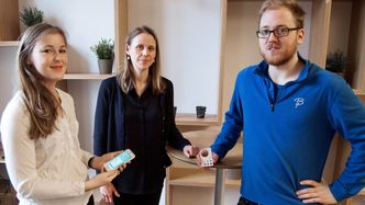 Professor Lise Randeberg (til høyre) har forsket grundig på hvordan bruke optisk sensorteknologi for å måle graden av gulsott. Nå har Picterus lyktes med å få denne teknologien inn i en app. Foto: Håvard Egge