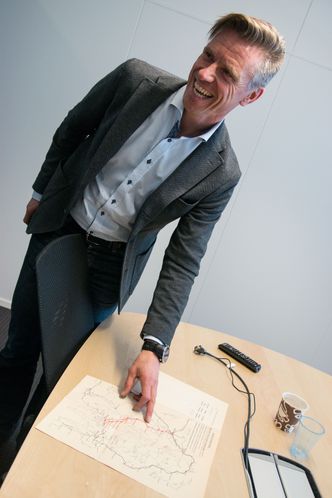 Lang historie ligger bak prosjektet som Morten Klokkersveen nå har ansvaret for å sette ut i live. På bildet peker han på et dokument fra 1921, der de første tankene om en slik bane ble tegnet ned. Foto: Story Labs.