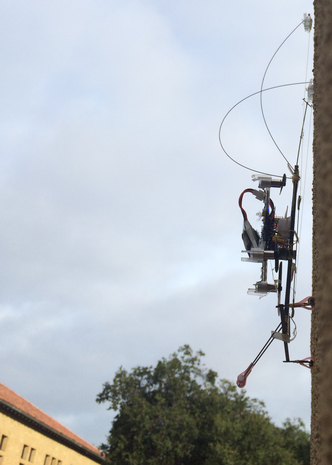 Denne dronen kan lande vertikalt, og så klatre oppover. Foto: Stanford University