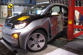 BMW i3 kollisjonstestes mot stolpe. Foto: Euro NCAP