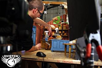 STÅLSTAG: Når dukkene skal hoppe eller gjøre kompliserte bevegelser, må de holdes på plass av spesielle rigger. Disse må så fjernes igjen digitalt i ettertid. Foto: Qvisten Animation/Truls Heiborg