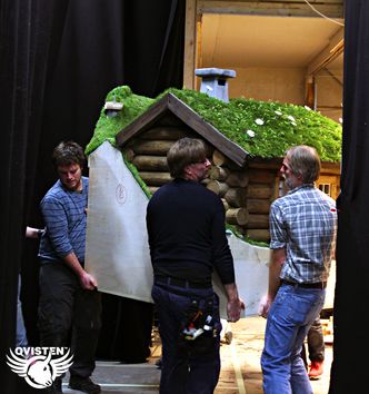 STORE SETT: Settet til Dyrene i Hakkebakkeskogen er ikke småtterier. Et hus bæres her på plass. Foto: Qvisten Animation/Truls Heiborg