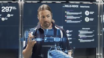 Maskinsjefen i kontrollrommet på land har ansvar for en rekke skip. Foto: Rolls-Royce/VTT