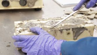 Upcycling: Forskerteamet har laget en prosess hvor de tilsetter kalk og CO2 og får ut et materiale som skal kunne erstatte betong som byggemateriale. Foto: UCLA Luskin