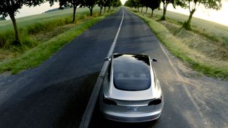 Bilen har glasstak, som gjør frontvindu og bakvindu til ett som samme glasstykke. (Foto: Tesla)