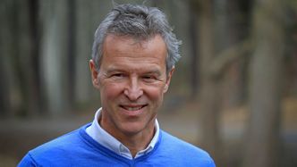 Professor Lars Berglund ved KTH har utviklet gjennomsiktig trefinér. Foto: Peter Larsson/KTH