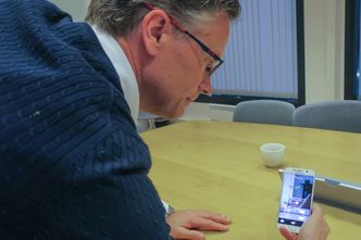 11 grader: Markedssjef i sfty, Espen Schrøder, konstaterer at det er 11 grader på hytta som selvfølgelig er sikret med selskapets egen teknologi. Foto: ORV