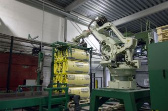 Fem pakker Glava til én pakke som komprimeres ytterligere, før en stor robotarm laster pakkene på en pall. Foto: TU Story Labs