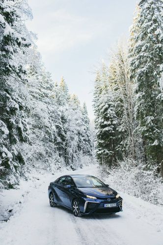 Foreløpig finnes det kun denne ene Mirai-en på HY-skilter. Foto: Toyota Norge