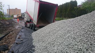 Det er brukt glass tilsvarende 9 millioner vinflakser under skinnene langs Lørenbanen. Foto: Glasopor