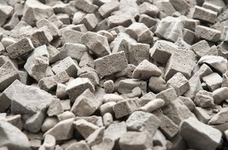 På avstand er det ikke enkelt å se at det ikke er vanlig stein som er brukt som fyllmasse langs Lørenbanen. Foto: Glasopor