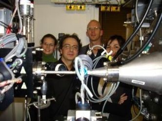 Reidar Lund (bak) med Christope Tribet fra École Normale Supérieure (ENS) i Paris og andre franske kolleger under eksperimentene ved ESRF-laboratoriet i Grenoble. Foto: Theyencheri Narayanan, ESRF