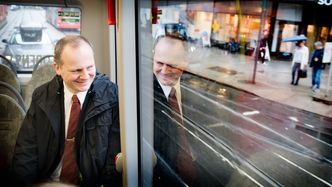 Helt elektrisk: samferdselsminister Ketil Solvik-Olsen er begeistret for batteribussen og ser ut til å trives på sin første tur med en slik. Bilde: Eirik Urke