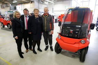 Statsminister Erna Solberg og næringsminister Monica Mæland sto for den offisielle åpningen av el-bilfabrikken Paxster i Sarpsborg onsdag. Foto: Håkon Mosvold Larsen/NTB scanpix