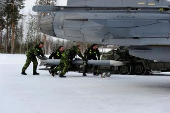 Robot 99 (AIM-120 AMRAAM) under påmontering. Foto: Louise Levin/Försvarsmakten
