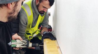 Innen sommeren skal vestlands-familien flytte inn i et nytt hjem med vesentlig høyere bokomfort. Foto: Glava