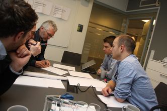 Stig Rasmussen (Norconsult), Svein Fjeld (Dr. Techn. Olav Olsen), Bjørn Hjelde (Norconsult), Håvard Sjåstad Braaten (Concreto) og Ottar Bjørklid (Dr. Techn. Olav Olsen) diskuterer hvordan ledekonstruksjoner, som også kal brukes til rømningsvei inne i tunnelen, skal utformes. Foto: Tore Stensvold