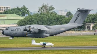 E-fan foran A400M. Det må gjøres solide framskritt før sistnevnte får elektrisk framdrift: I dag har den fire av verdens kraftigste turbopropmotorer, TP-400-D6 som yter 8 200 kW. Foto: JV REYMONDON