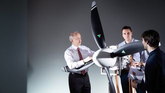 Siemens presenterte i fjor denne elektriske flymotoren som veier 50 kg og yter 260 kW. Foto: Jan Greune