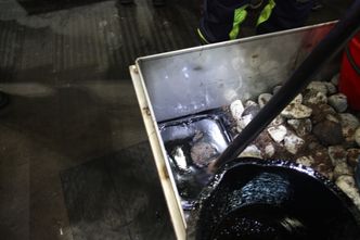 Oljen er lettere enn vann og legger seg gjerne i pytter. Foto: NOFO/Ståle Jensen