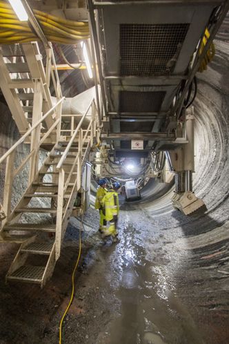 TBM-en settes ned på disse føttene når borehodet skal flyttes fremover. Foto: Marius Valle