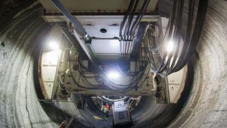 Disse gripperne holder TBM-en på plass under boring, og brukes for å skyve borehodet fremover 1,8 meter av gangen. Foto: Marius Valle