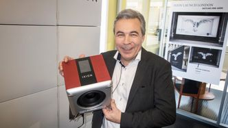 IXION Maestero: Den nye norskproduserte radioen som Tom Austad holder opp veier mer enn den ser ut til. Det kan være et kvalitetskriterium, for det indikerer høy vekt på høyttalermagnetene. Og den låter som om det er tilfelle. Foto: Odd Richard Valmot