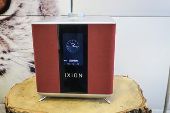 Fargerik: Radioen kommer i mange farger. Vil man ha noe spesielt kan man sende inn sitt eget stoff og få den til å matche med gardinene. Foto: Odd Richard Valmot