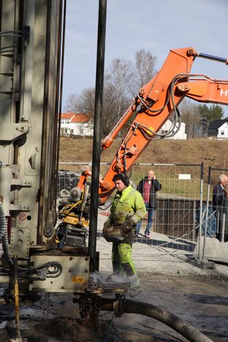 Vannspruten står når Bosum Boring borer 800 meter dyp energibrønn i Asker. Foto: Øyvind Lie
