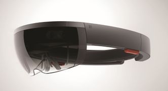 HoloLens er en liten datamaskin man plasserer på hode som kombinerer hologrammer med den virkelige verden. Foto: Trimble